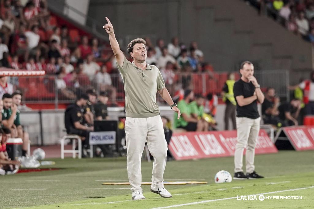 Rubi da instrucciones a sus jugadores.