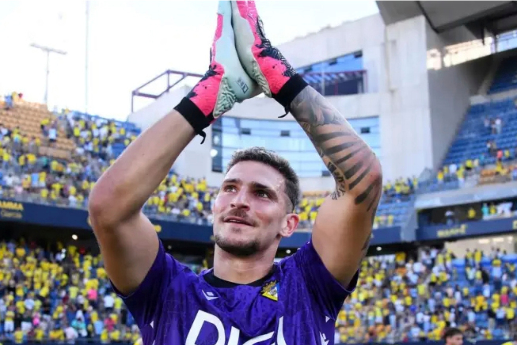 Víctor Aznar saluda a la afición del Cádiz tras un partido.