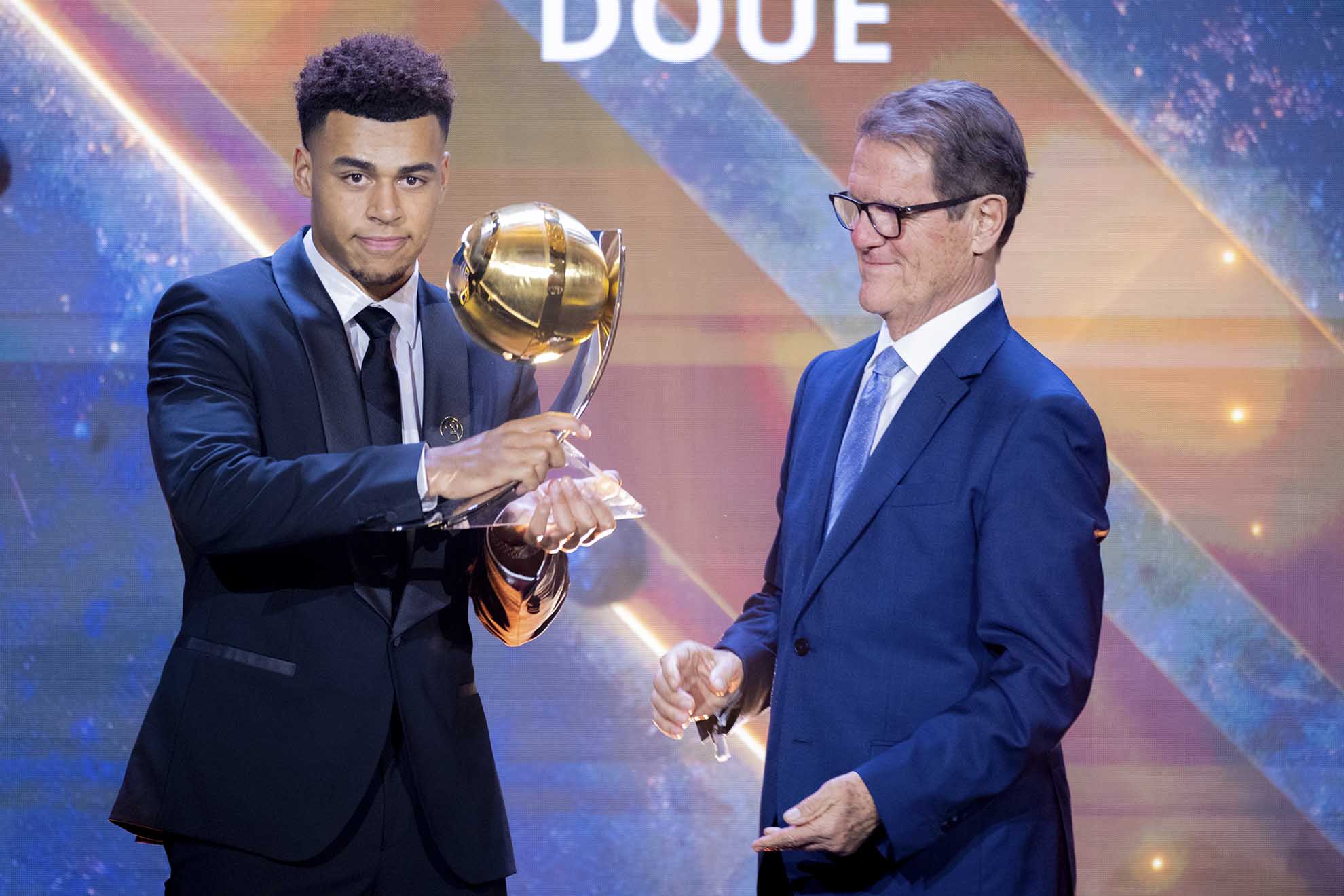 Capello entrega a Desiré Doué el premio a mejor joven en la Gala Globe Soccer 2025