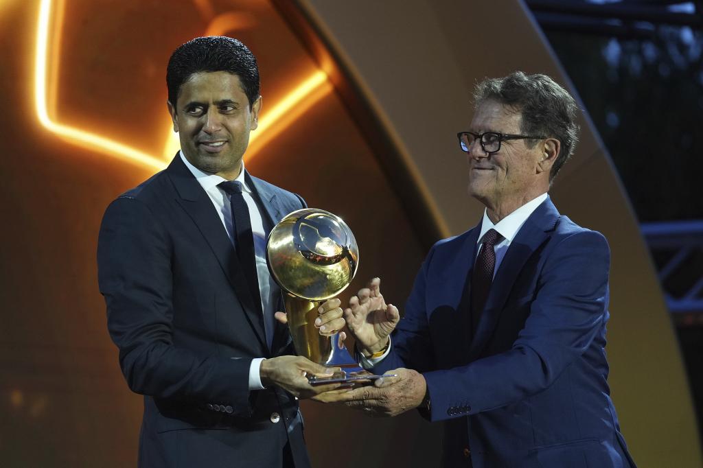 Capello entrega un premio a Nasser Al-Khelaifi en una Gala de Globe Soccer en 2024