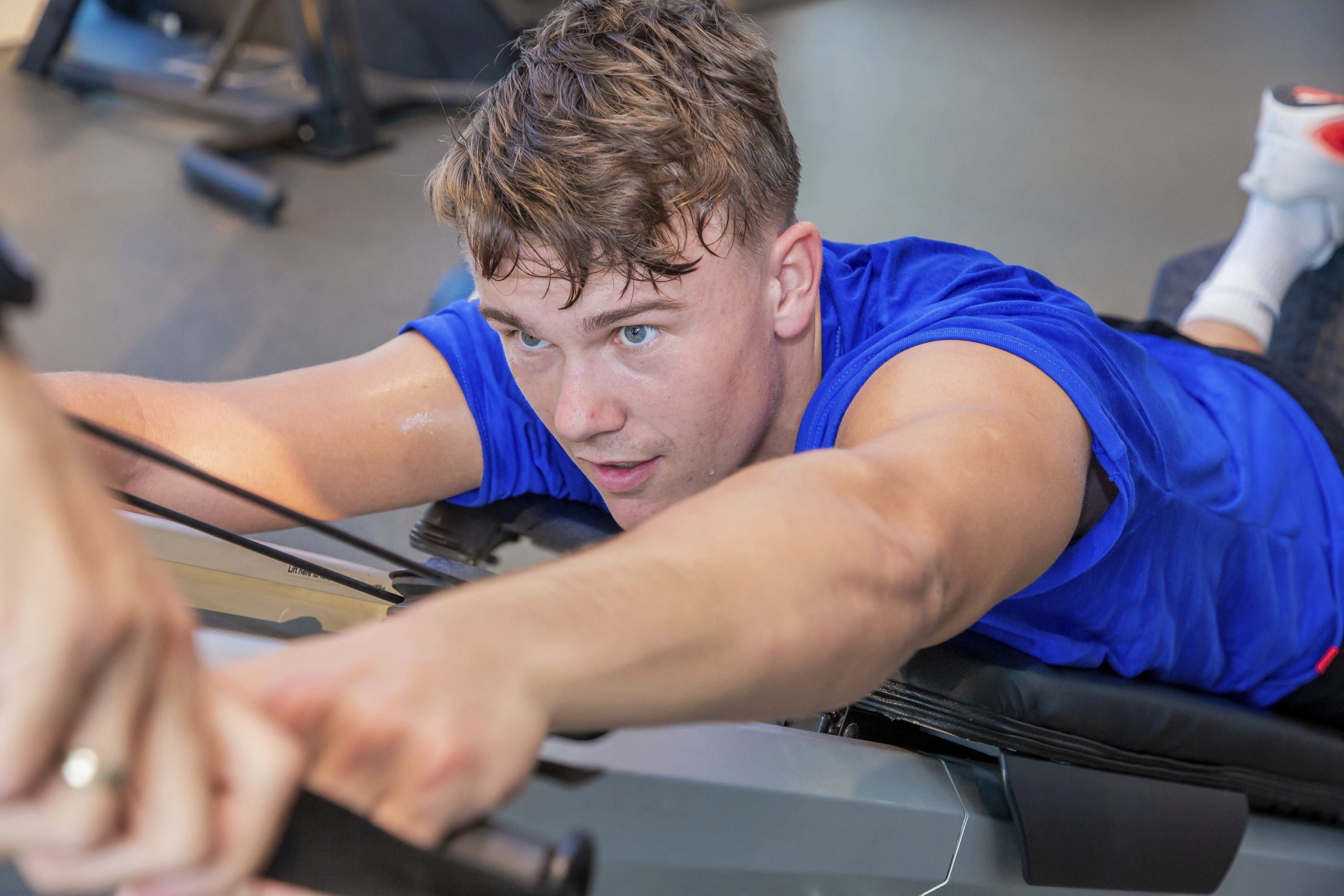 Rune realizando un ejercicio en el gimnasio.