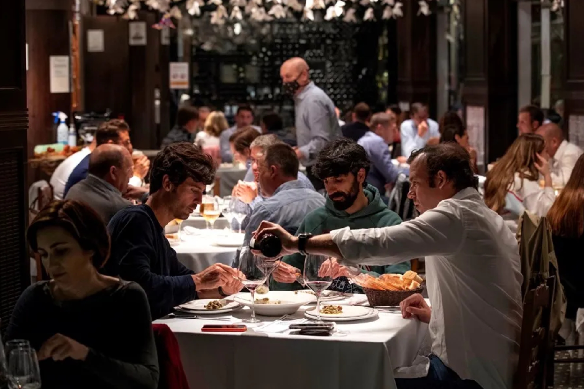 El propietario de un restaurante responde a la queja de unos clientes por cobrarles un menú de tres personas que faltaron: “Basta ya de críticas frívolas”