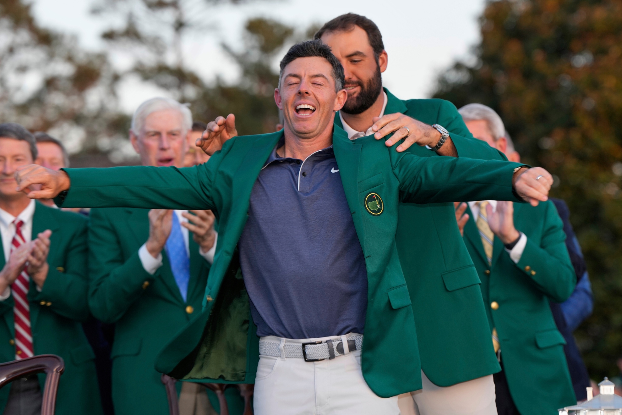 Rory McIlroy recibe la chaqueta verde en Augusta de manos de Scheffler.