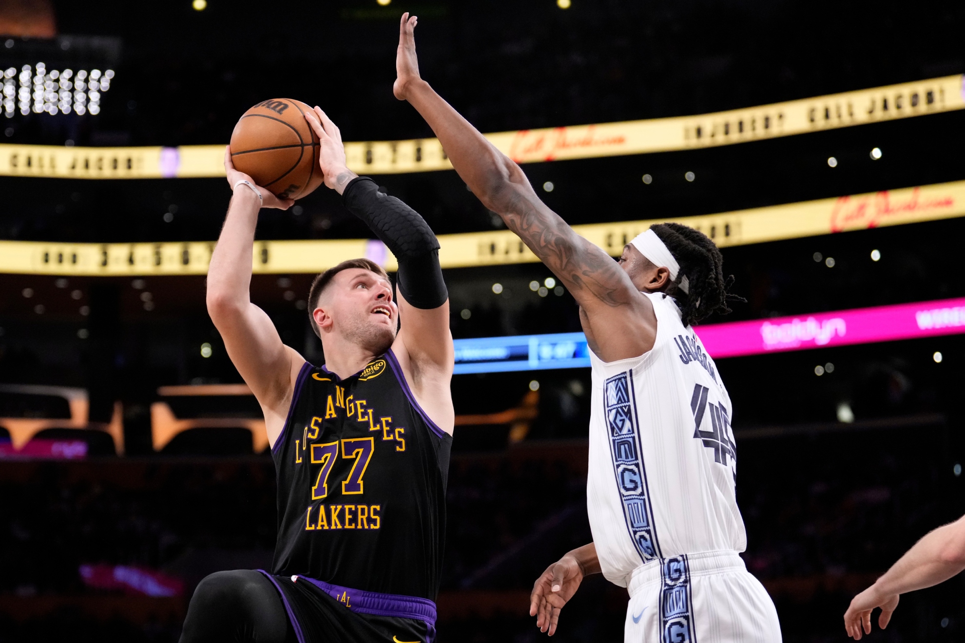 Luka Doncic y LeBron James brillan en victoria de Lakers sobre Grizzlies