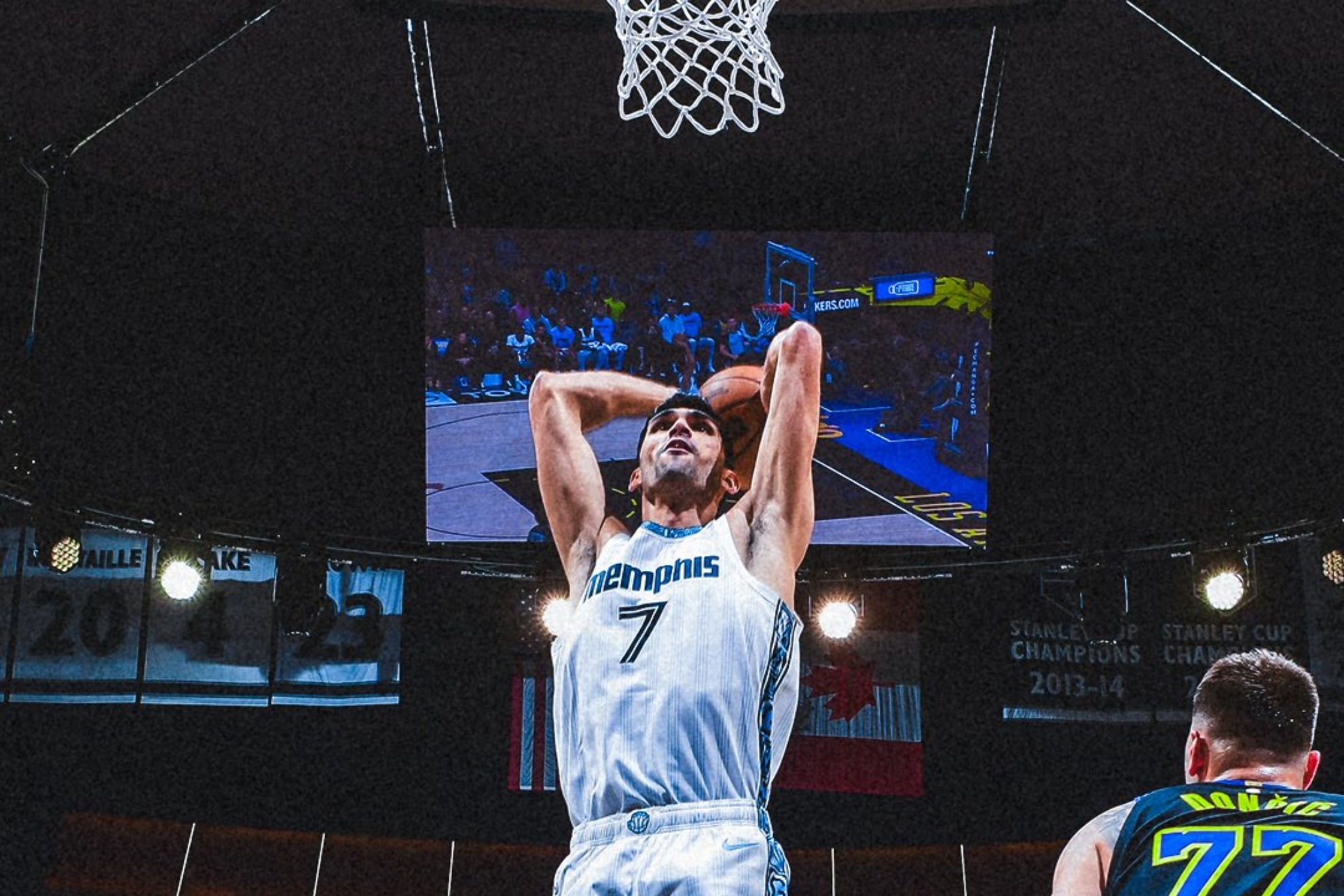 Aldama machaca ante Doncic.