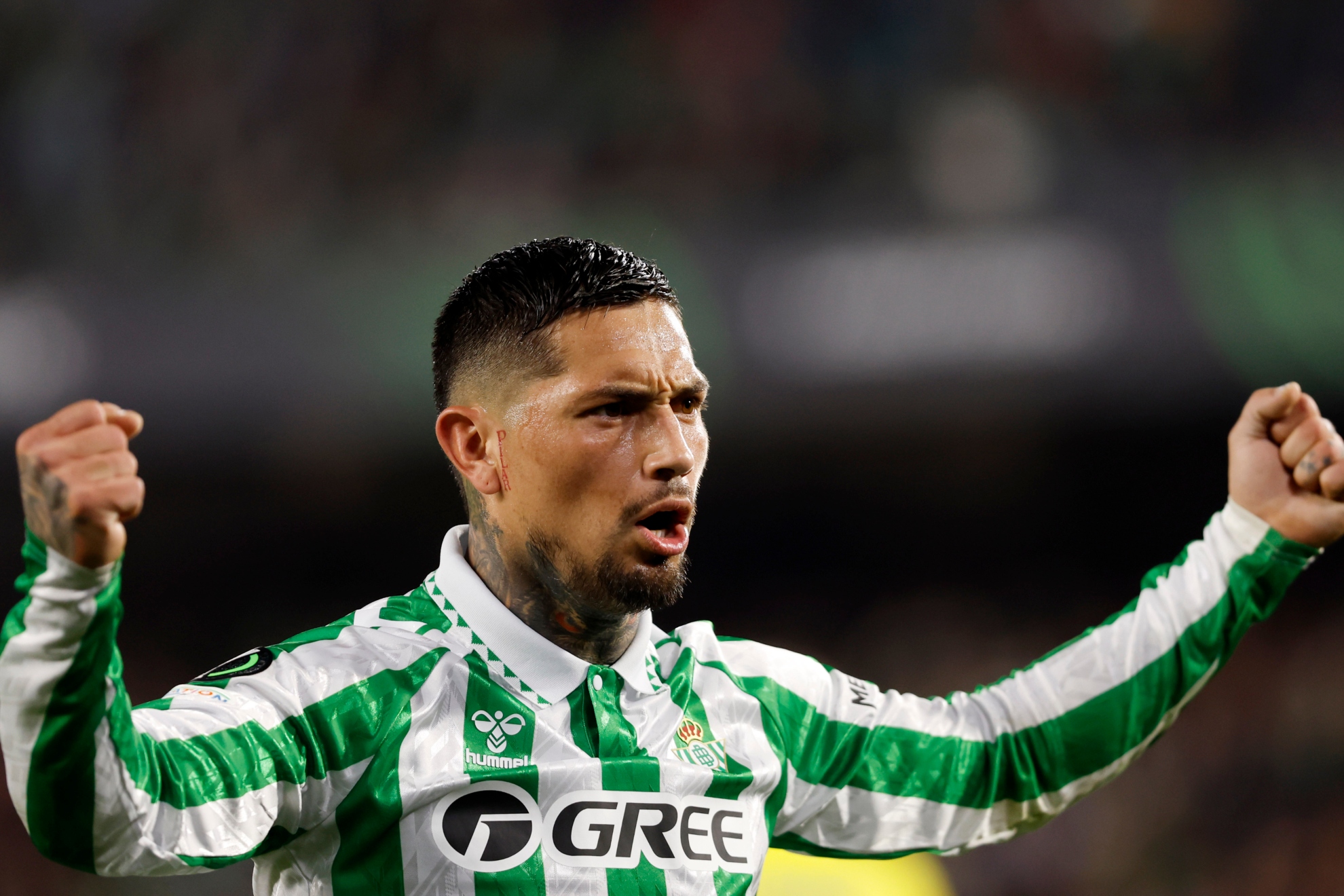 Chimy Ávila celebra un gol con el Betis.