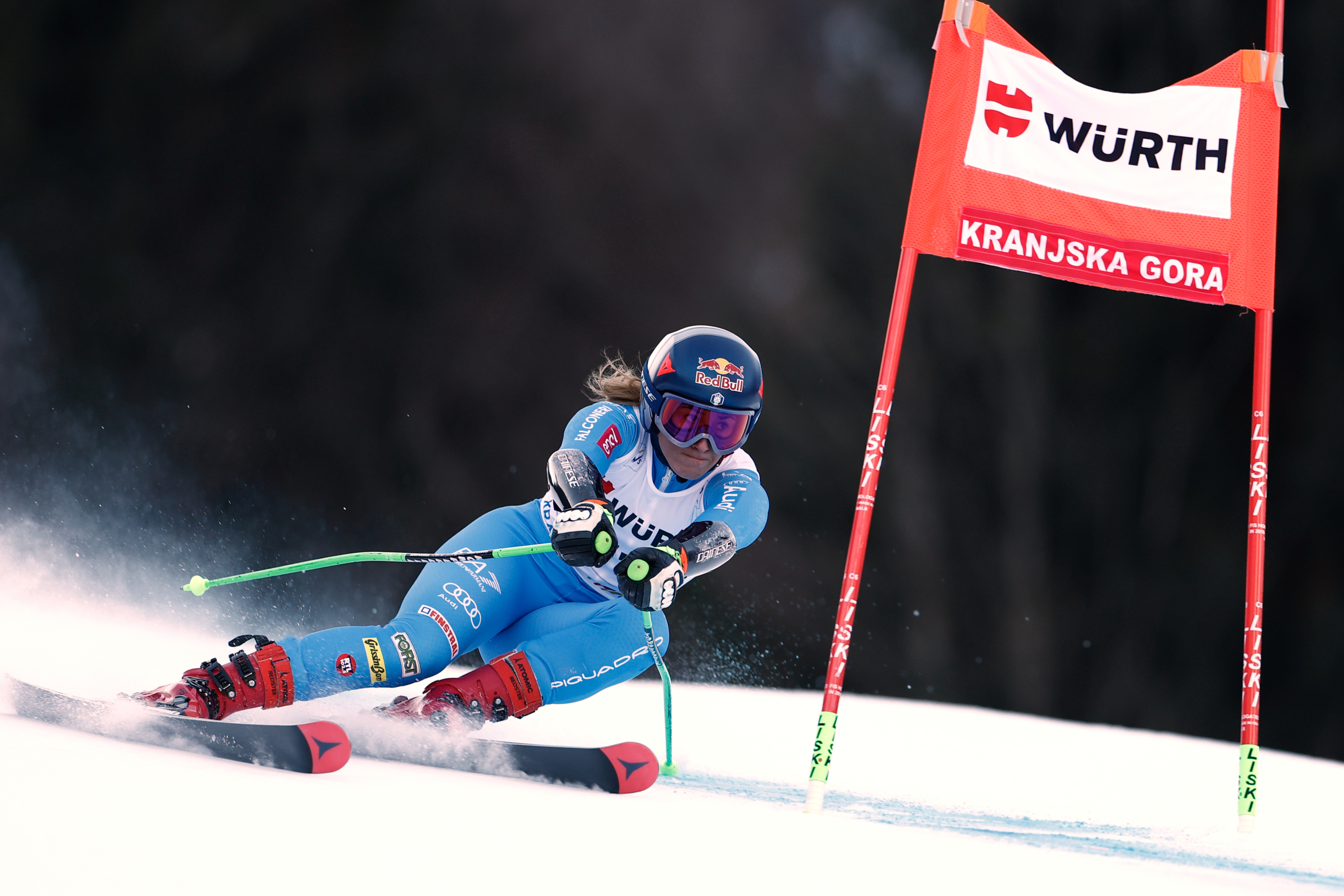 Sofia Goggia pasa una puerta durante la bajada del Gigante de Kranjska Gora.