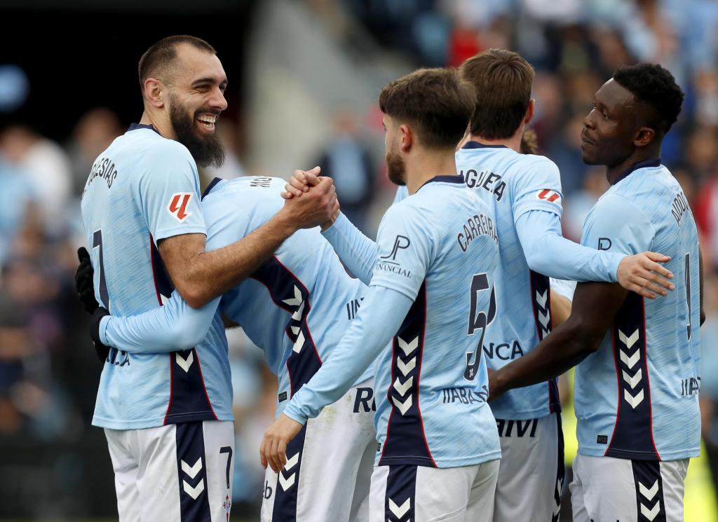 Los jugadores del Celta celebran un gol de Borja Iglesias.