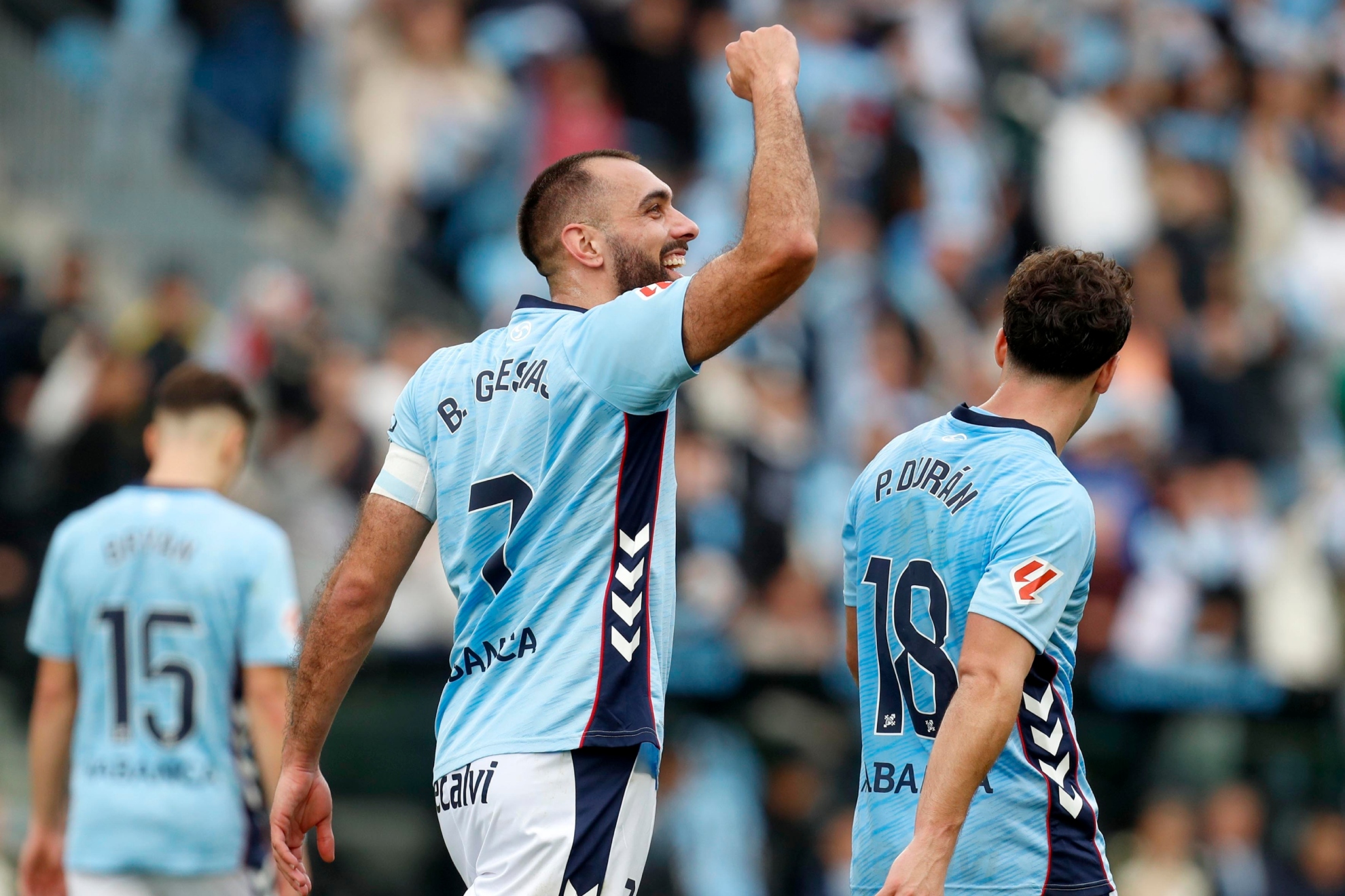 Borja Iglesias celebra uno de sus dos goles ante el Valencia.