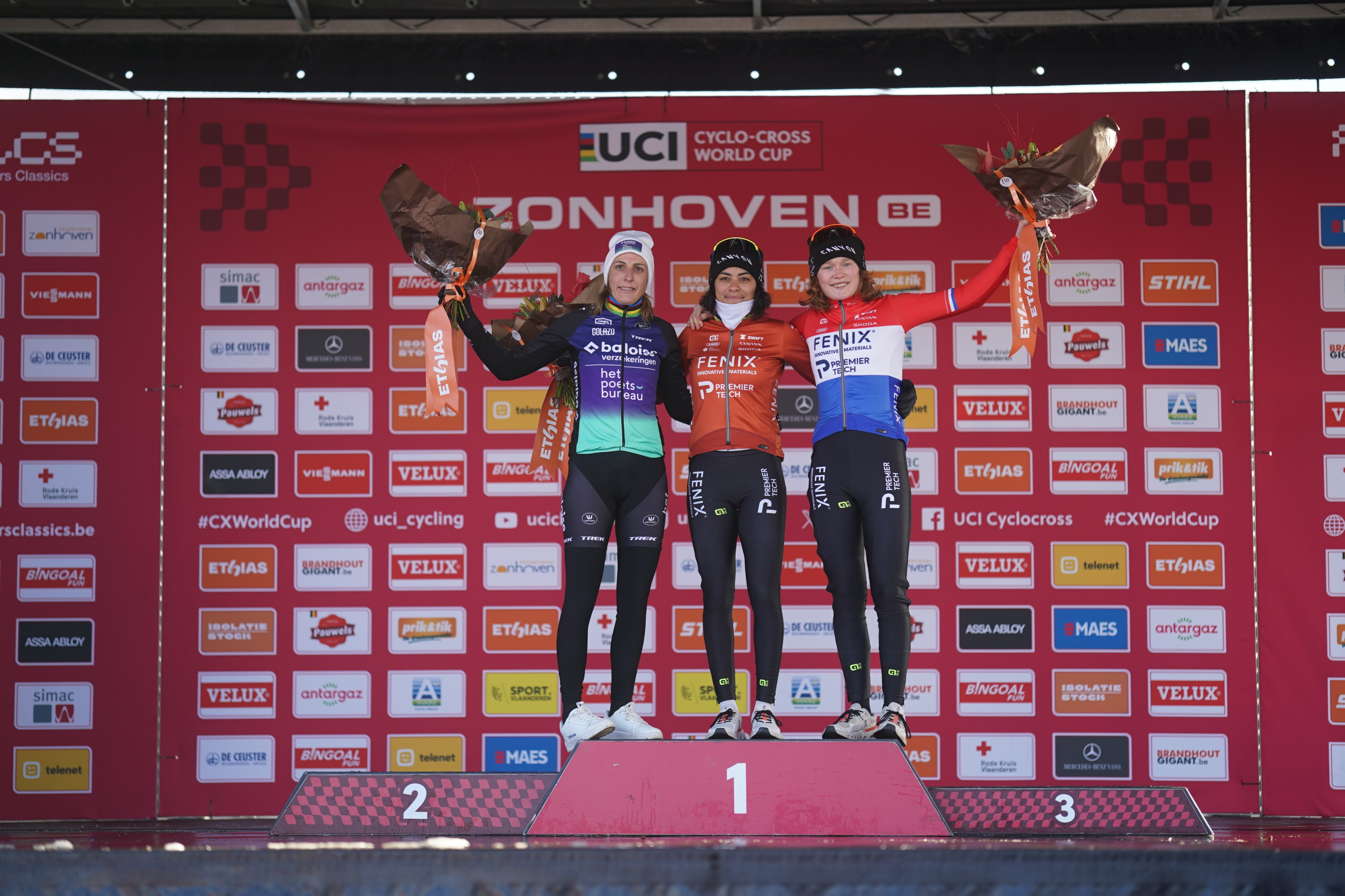 Lucinda Brand, Ceylin Alvarado y Puck Pieterse, en el podio del Mundial de Zonhoven