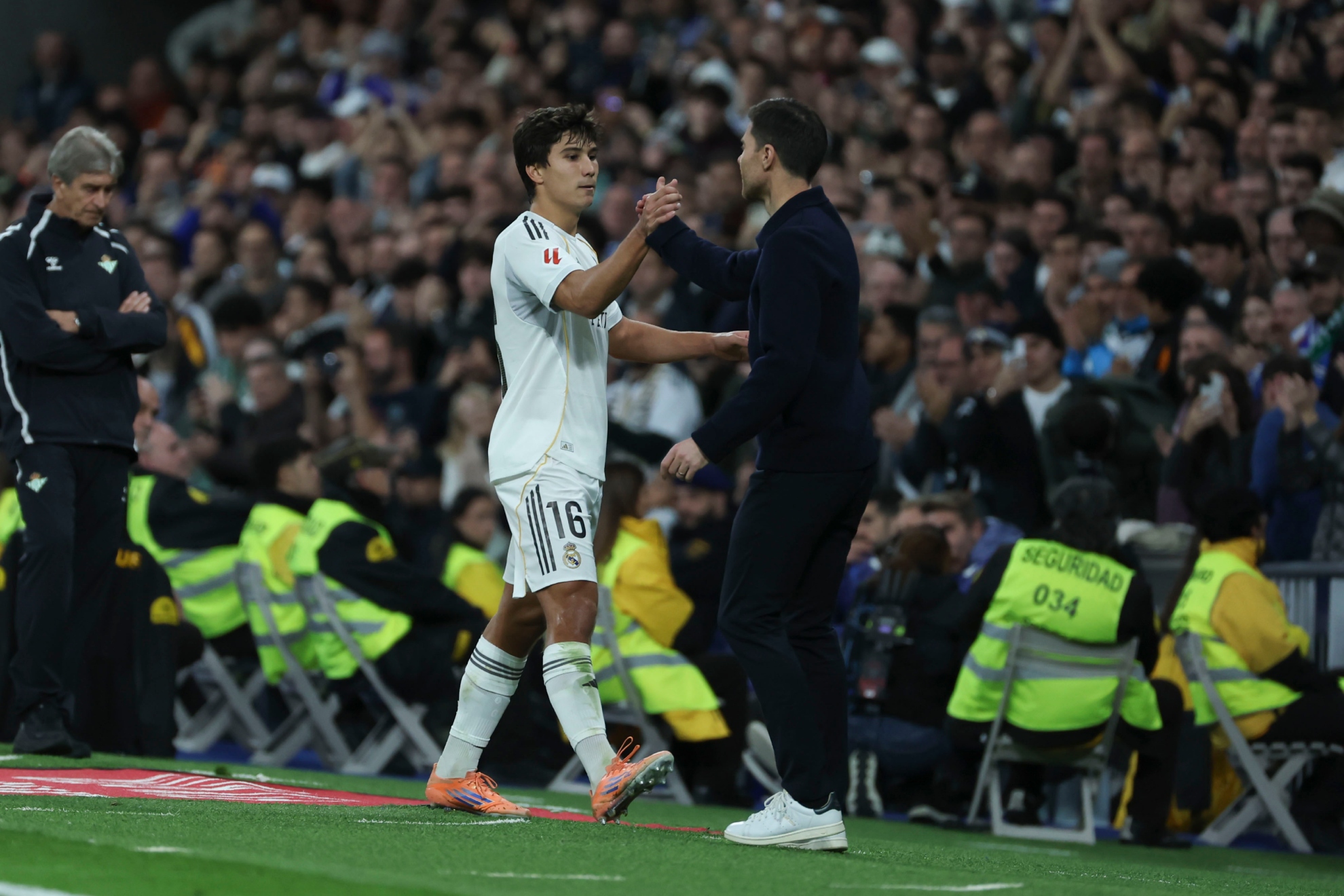 Xabi felicita a Gonzalo tras sustituirlo.