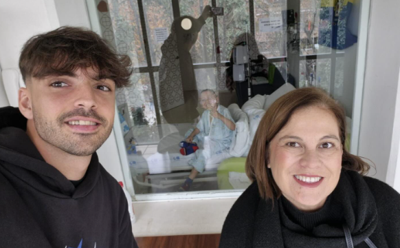 Asencio visitando al pequeño Elías.