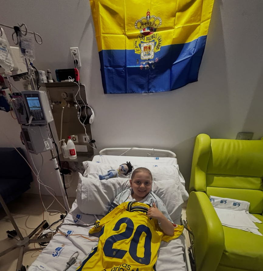 Elías en la habitación del hospital con la camiseta de Las Palmas que Kirian le regaló.