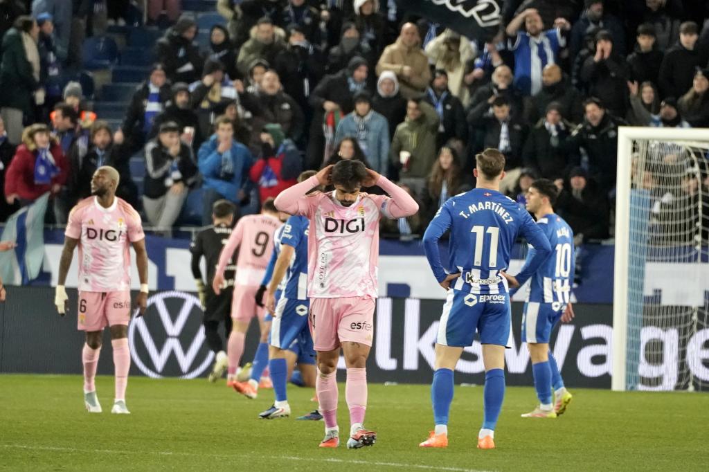 Los jugadores del Oviedo celebran el gol de Viñas.