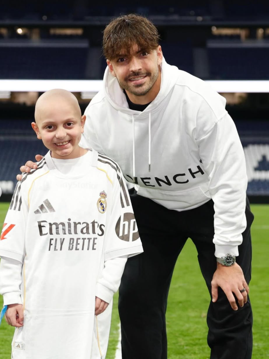 Asencio junto a Elías en el césped del Bernabéu tras el partido.