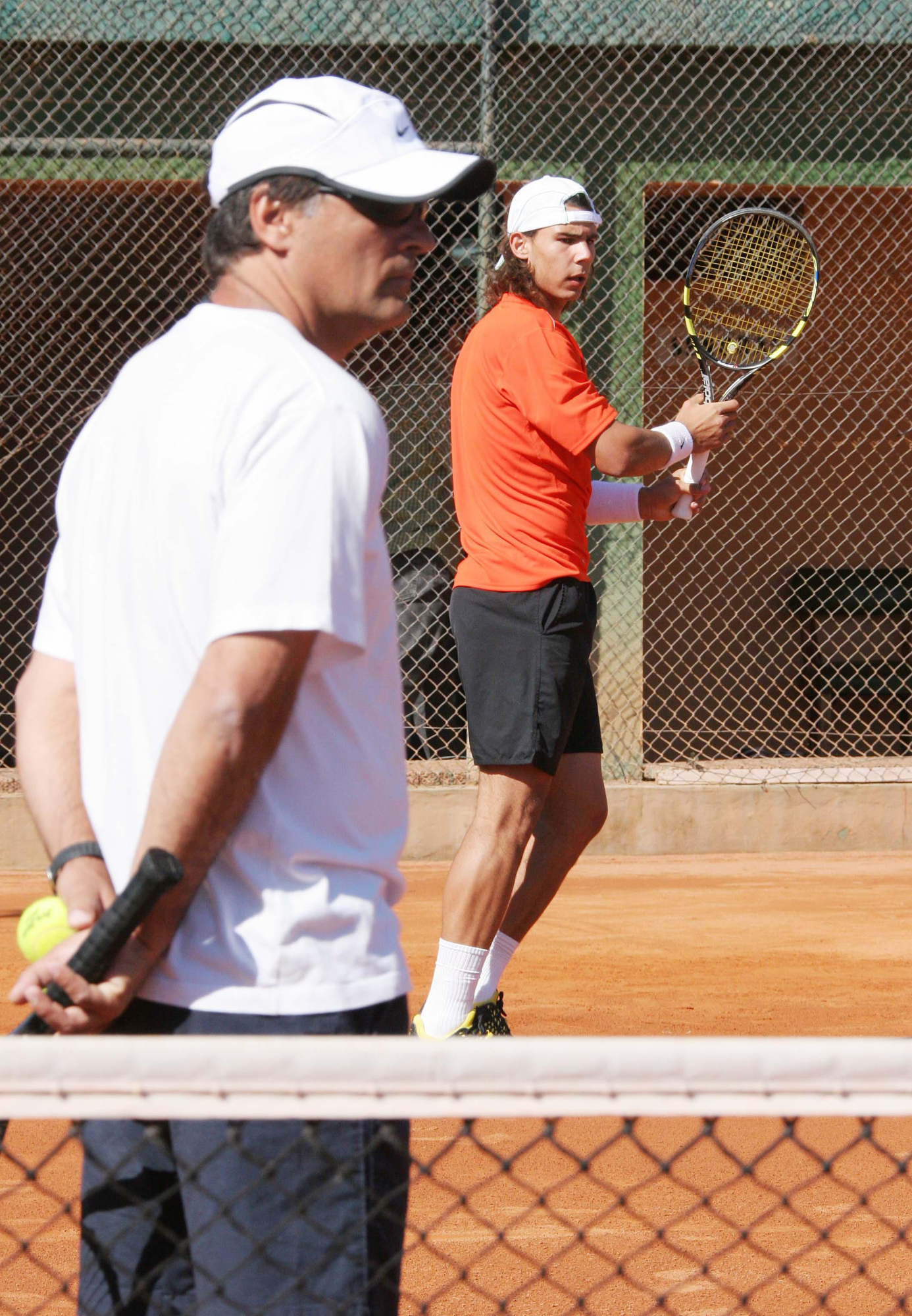 Toni Nadal observa a un joven Rafa.