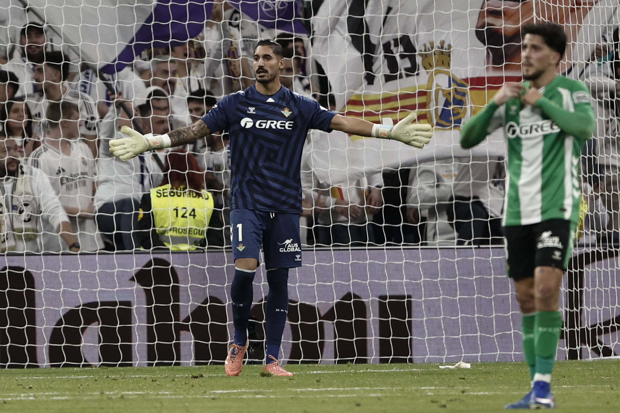 Betis crumble at the Bernabéu as defensive frailties exposed - Real Betis news
