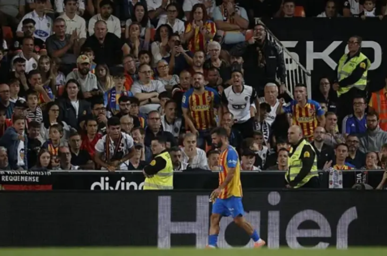 Gayá se retira tras ser sustituido en el partido ante el Villarreal en Mestalla.