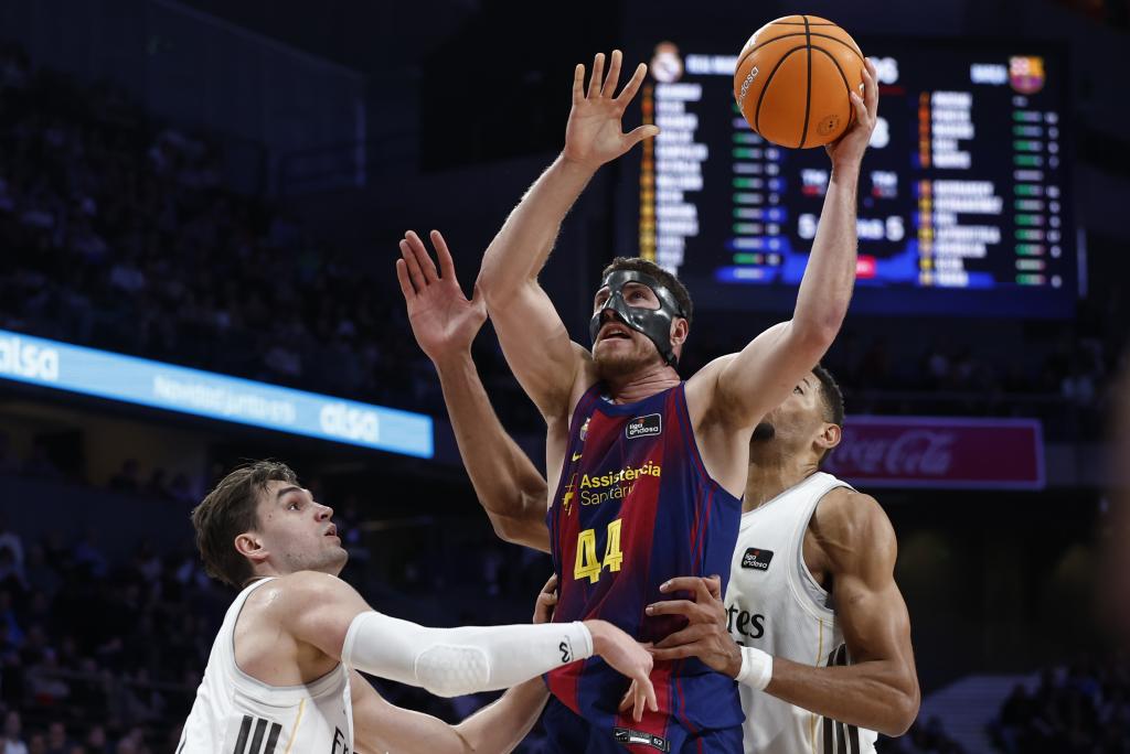 El alero del Barça, Joel Parra, entra a canasta ante la mirada de Hezonja y Tavares.