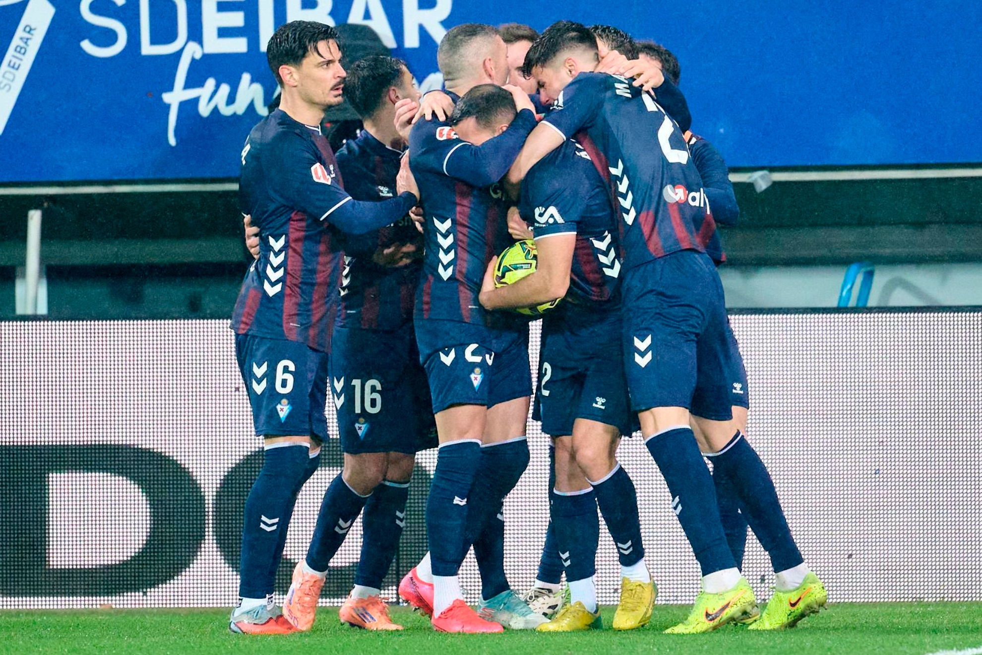 Los jugadores del Eibar celebran un gol ante el Mirandés.