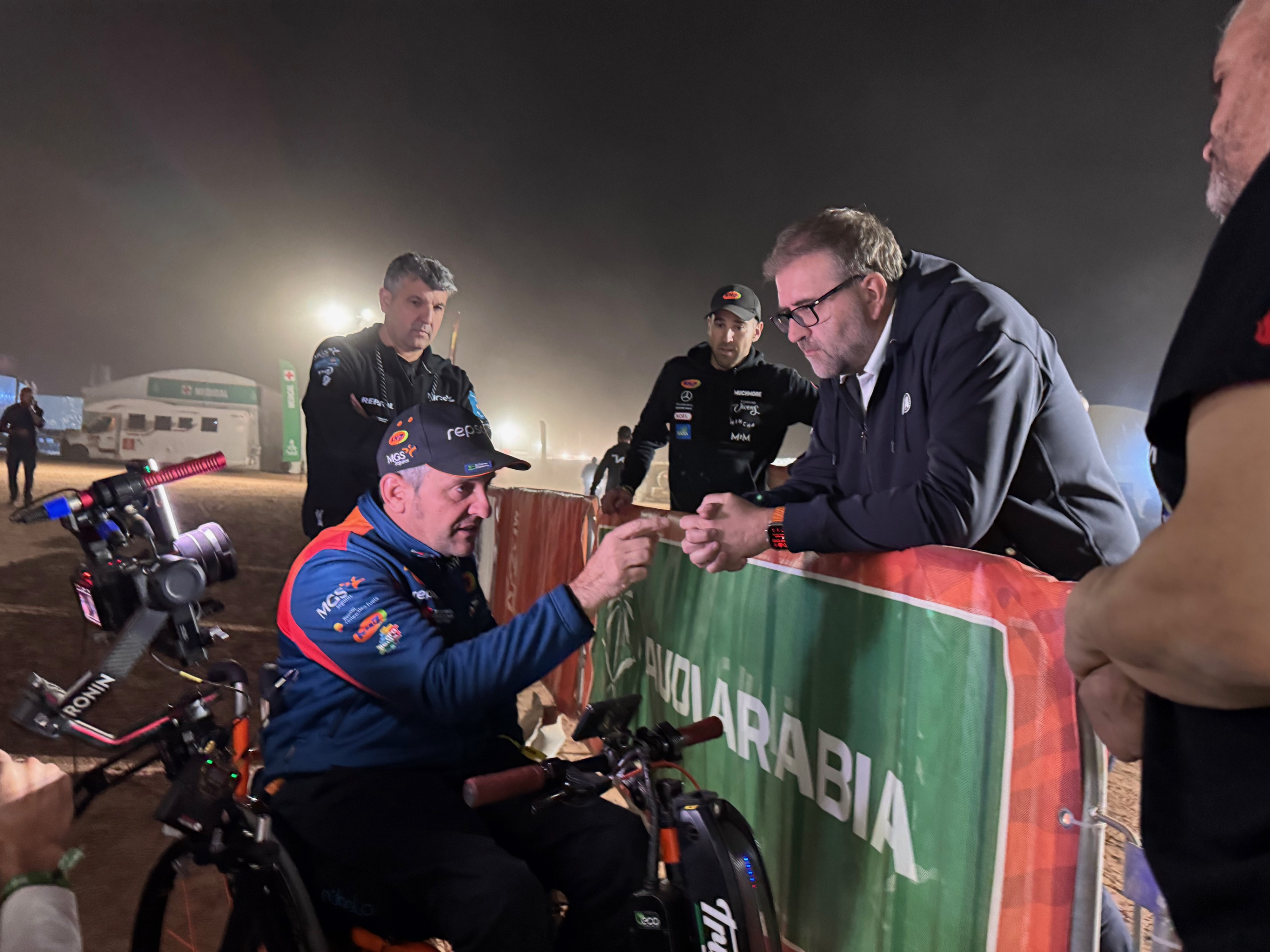 Isidre Esteve, con Jerome Roussel, director de cross country de la FIA