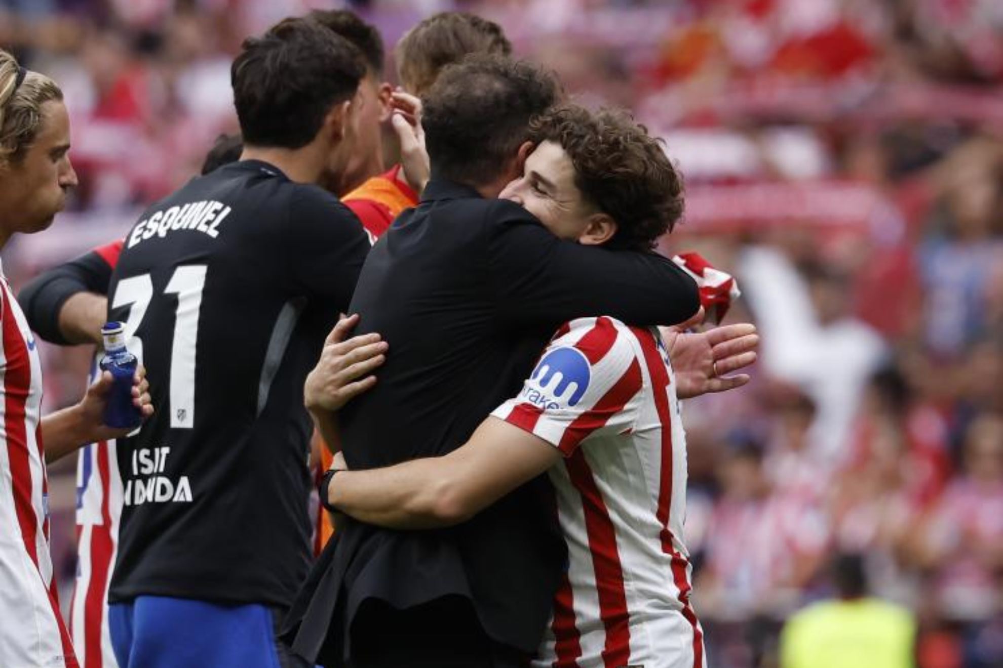Simeone y Julián se abrazan tras una victoria.