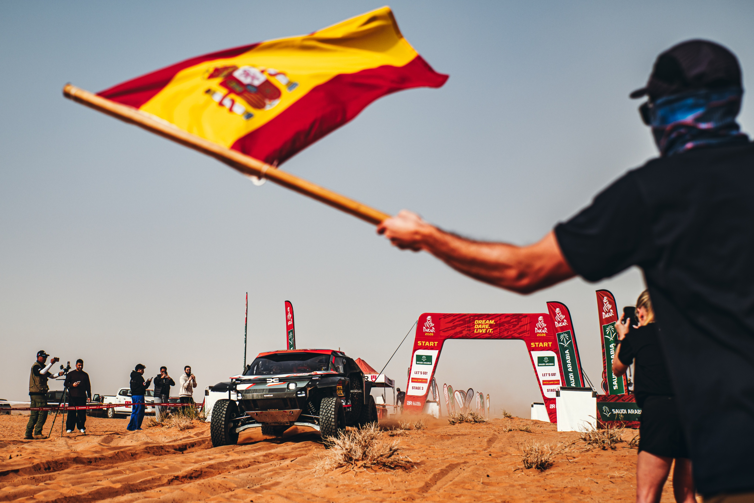 Cristina Gutierrez, apoiada por fãs espanhóis na largada da 3ª etapa do Rali Dakar de 2026.