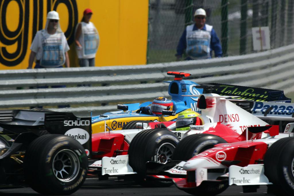 Alonso toca a Ralf.