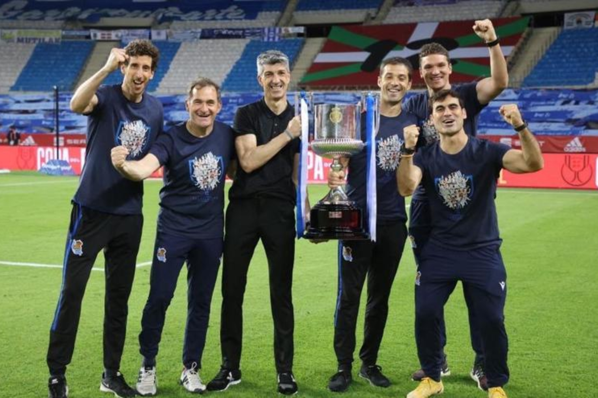 David Casamichana, a la derecha agachado, celebra la Copa con Imanol y el resto del staff.