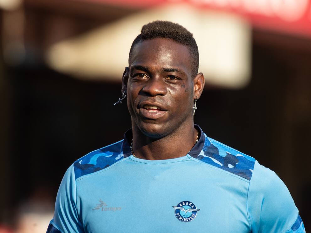 Balotelli con la maglia dell'Adana Demirspor.