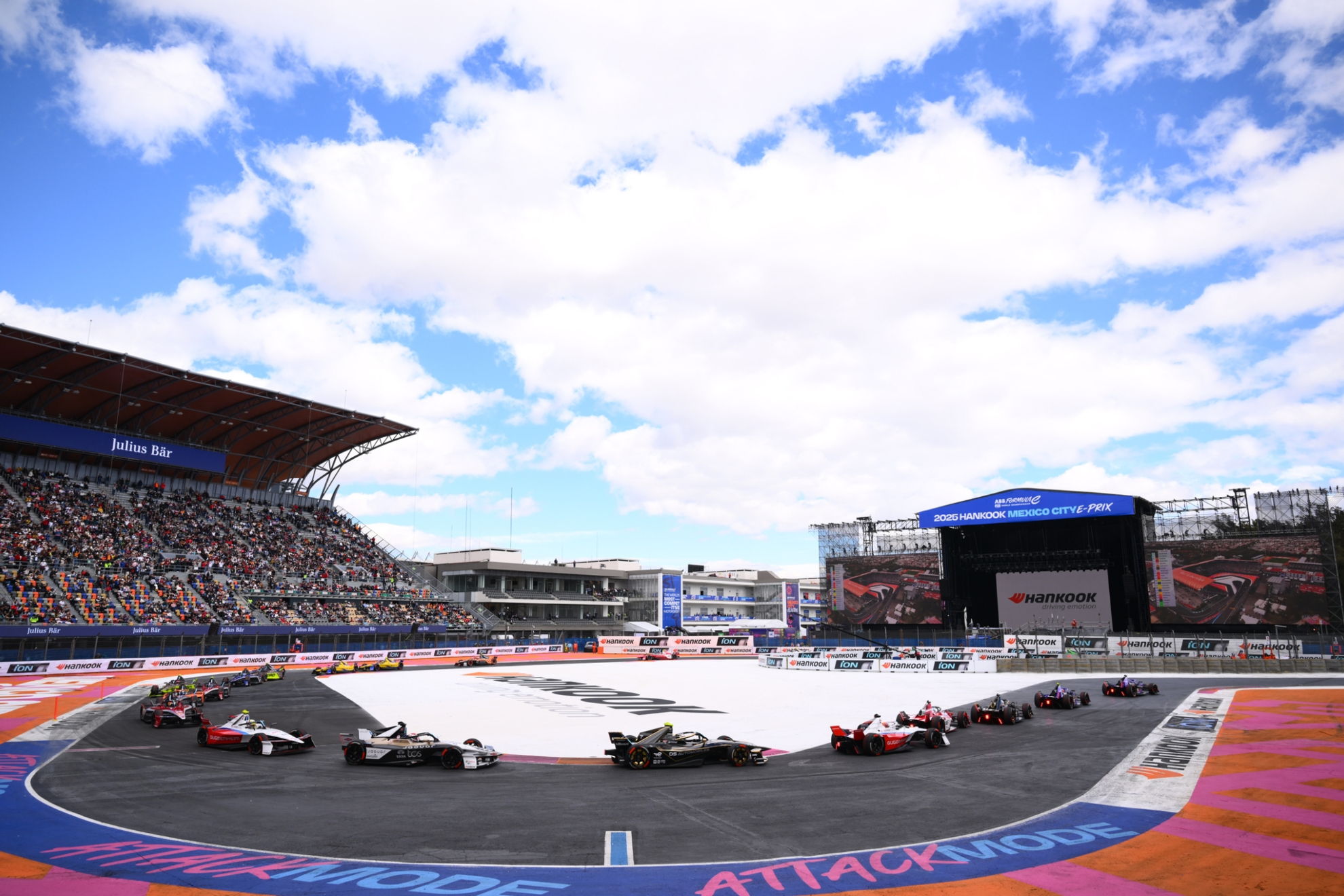 Imagen de una carrera en el Autódromo Hermanos Rodríguez.