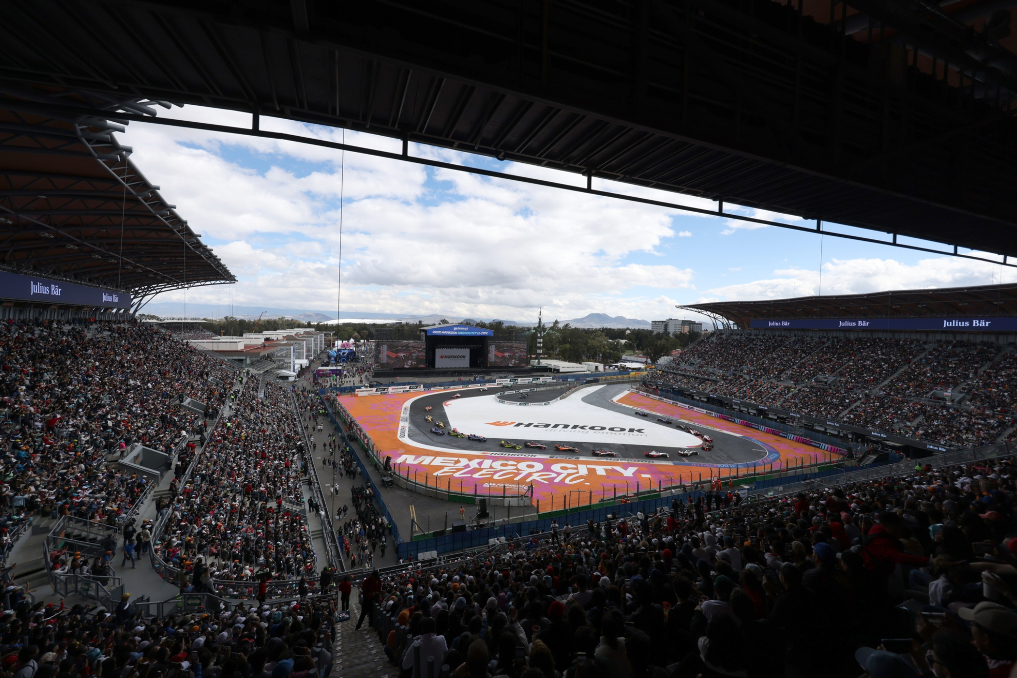 El Autódromo Hermanos Rodríguez, con las gradas llenas.