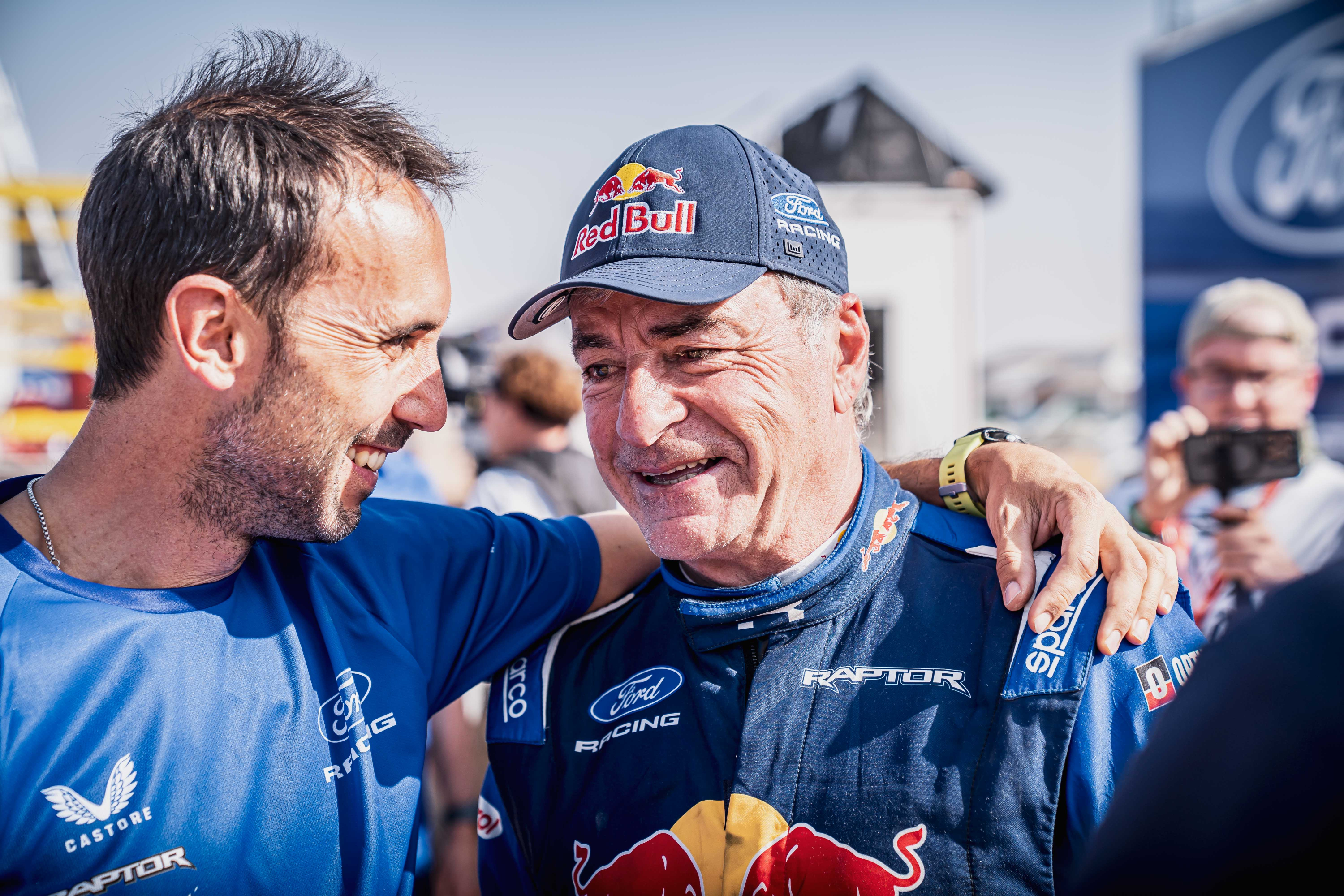 Carlos Sainz estaba hoy más satisfecho tras reparar satisfactoriamente su Ford Raptor.