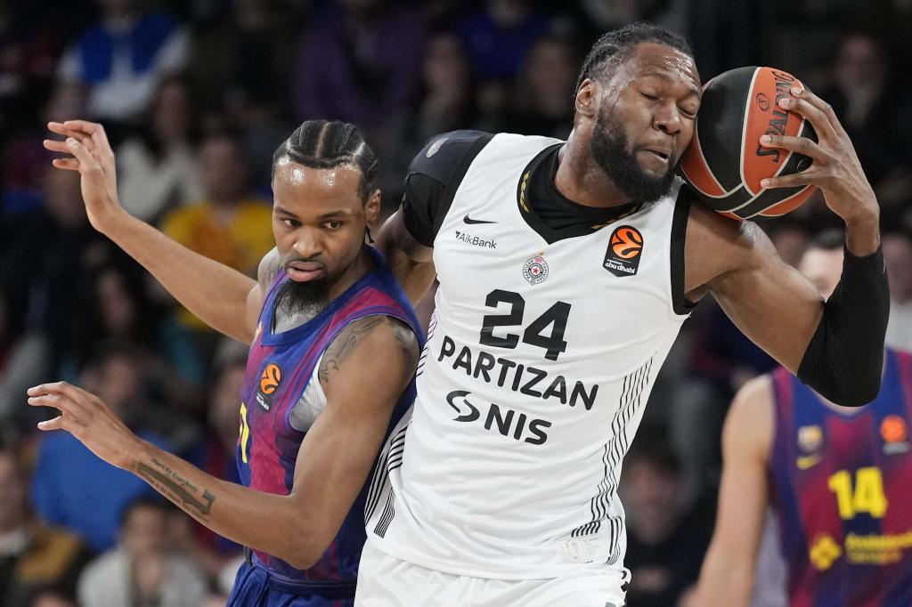 Bruno Fernando lucha por un balón con Kevin Punter.