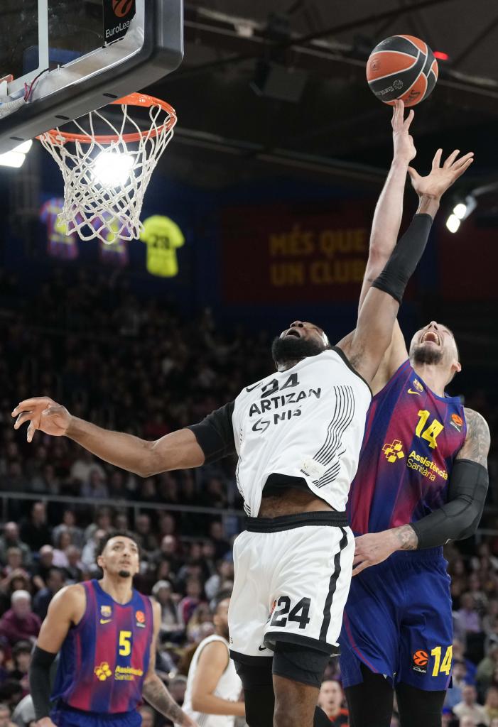 Willy Hernangomez pelea un rebote con Bruno Fernando.
