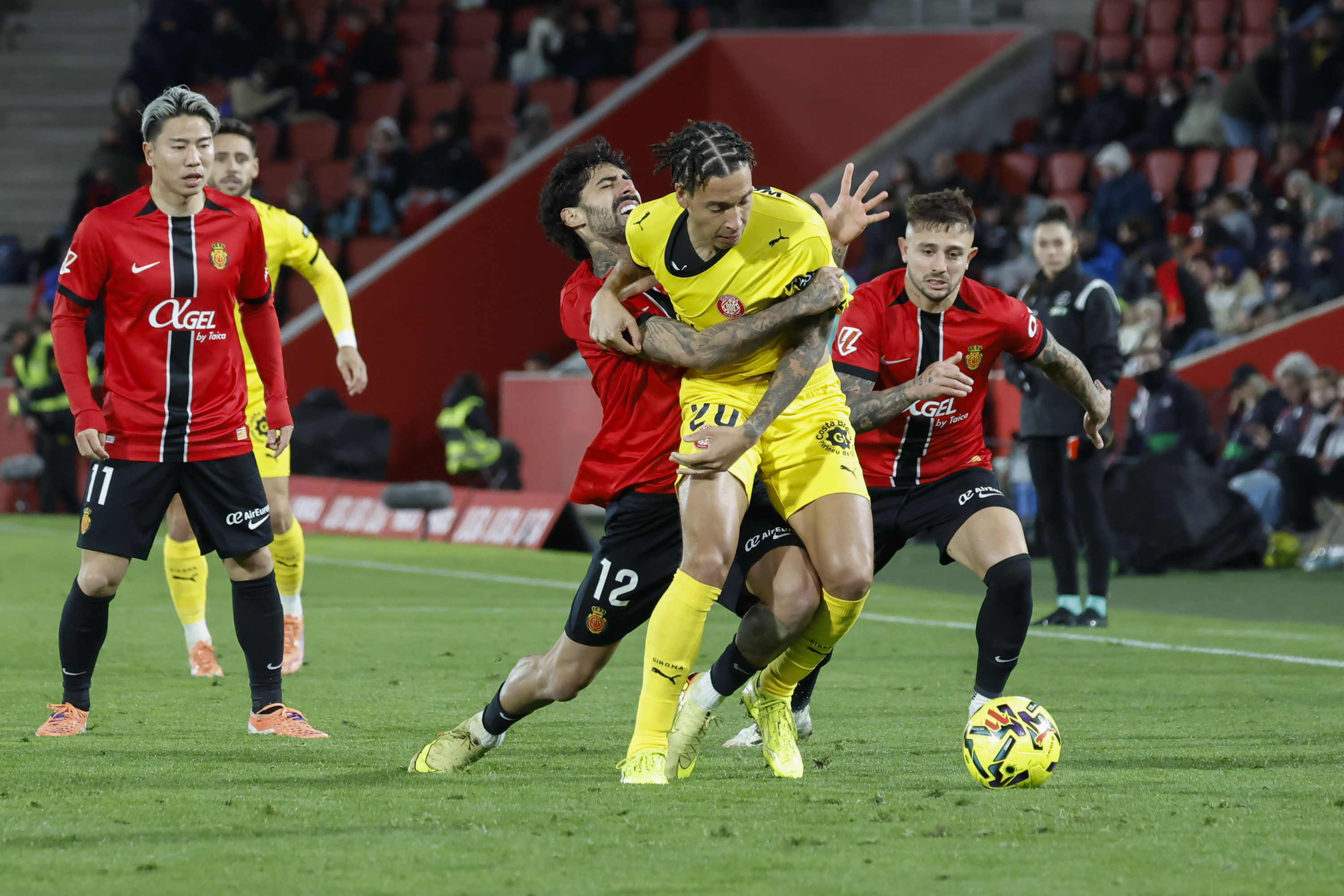 Axel Witsel, durante el partido ante el Mallorca en el que sintió molestias en el sóleo.