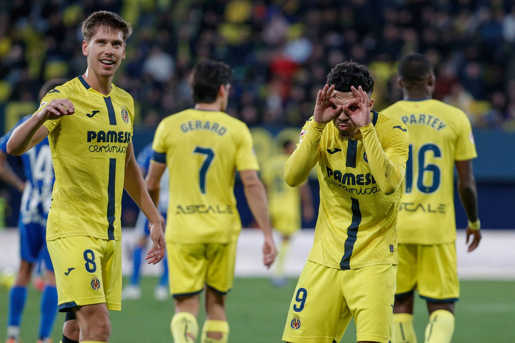 Georges Mikautadze celebrates his goal, the third of the match against Alavés.