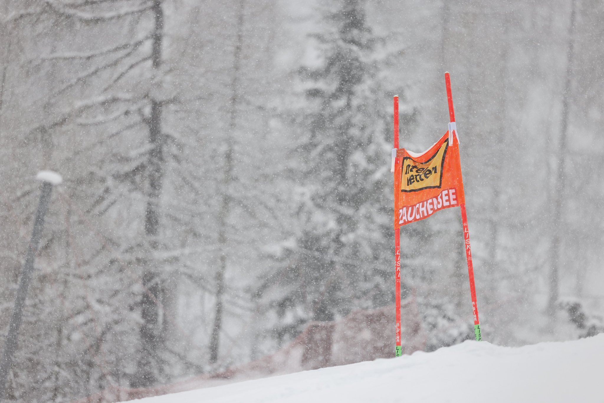 Fuertes nevadas e intenso viento en Zauchensee (Suiza).