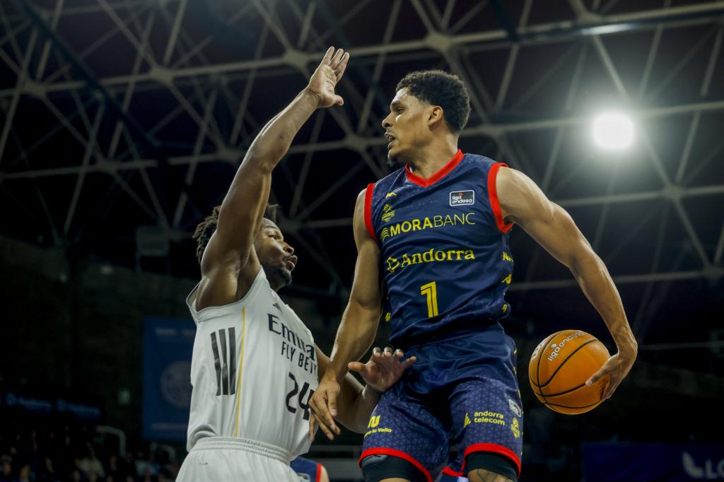 Xavier Castañeda busca un pase ante Andrés Feliz.