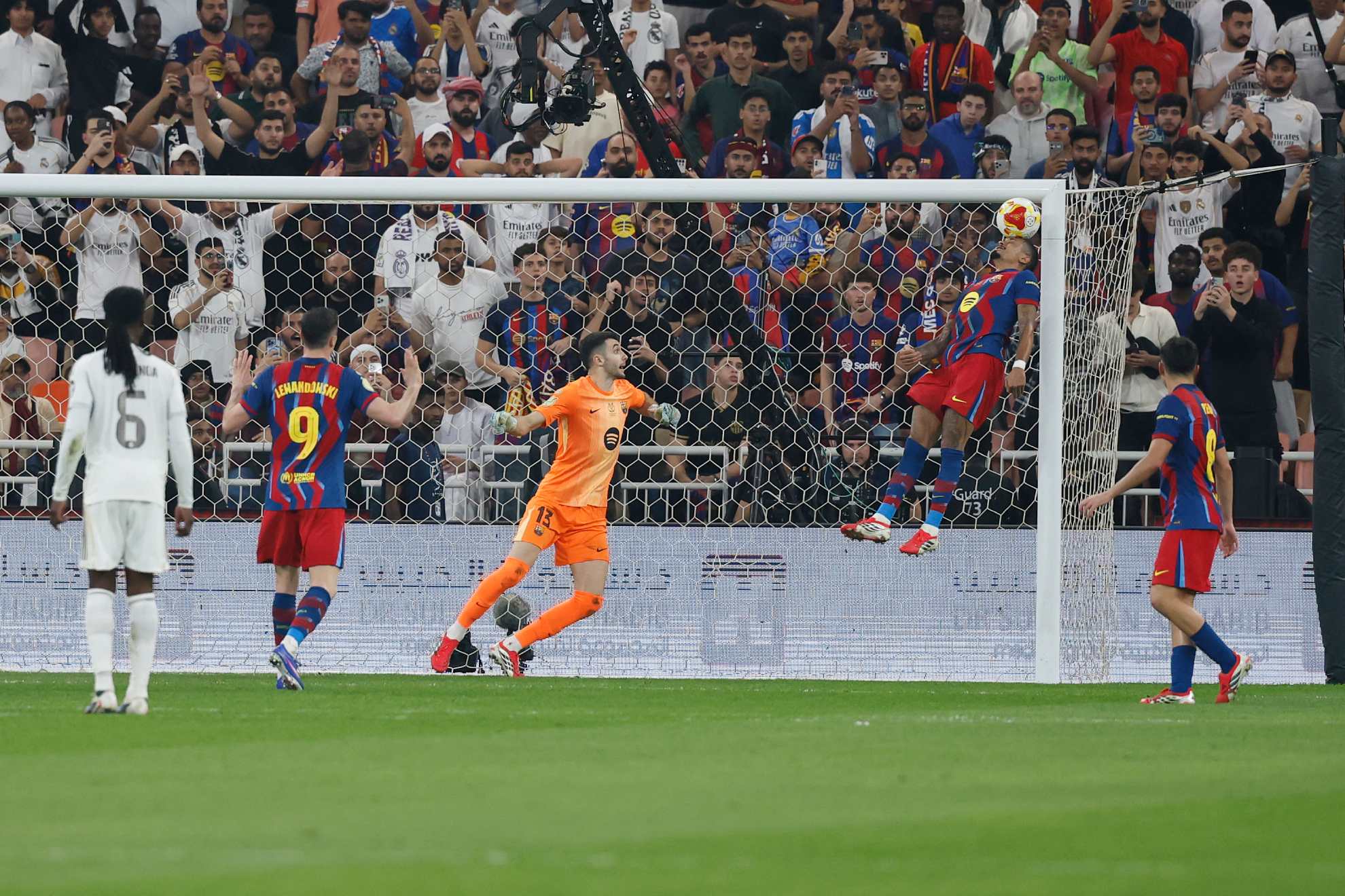 Raphinha saca de la línea con la cabeza el remate de Gonzalo