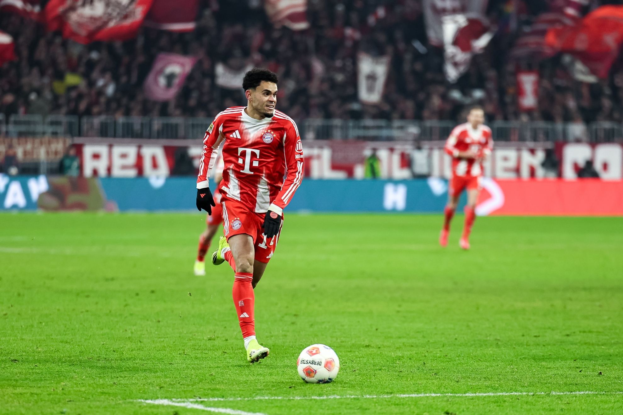 Luis Díaz brilla con el Bayern en la victoria sobre el Wolfsburgo.