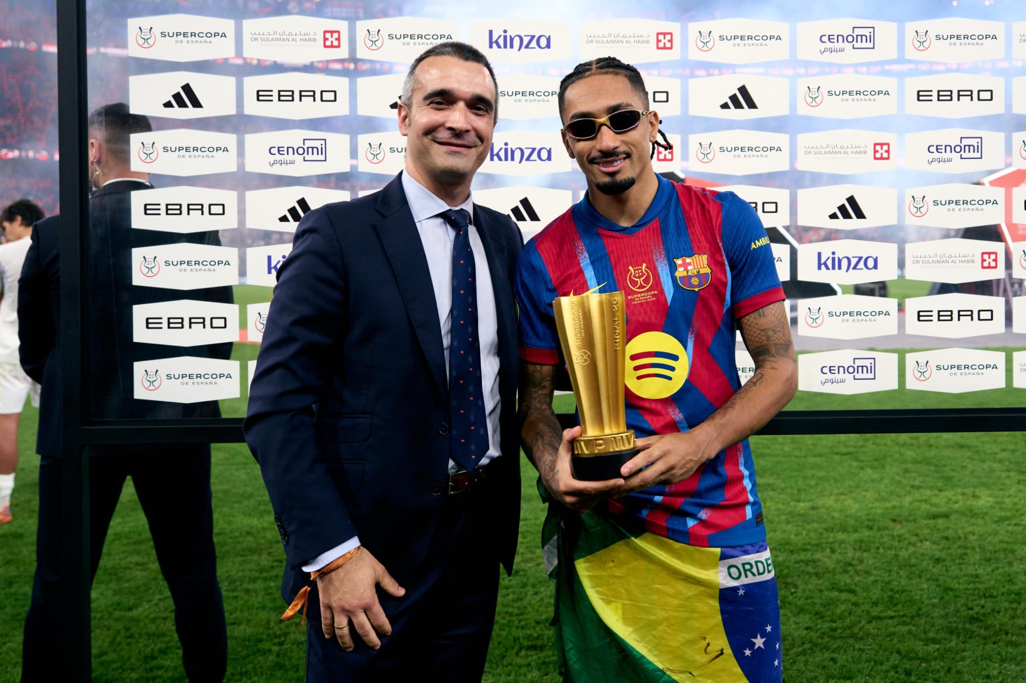 Iván Barberán, de Adidas, entrega el MVP a Raphinha