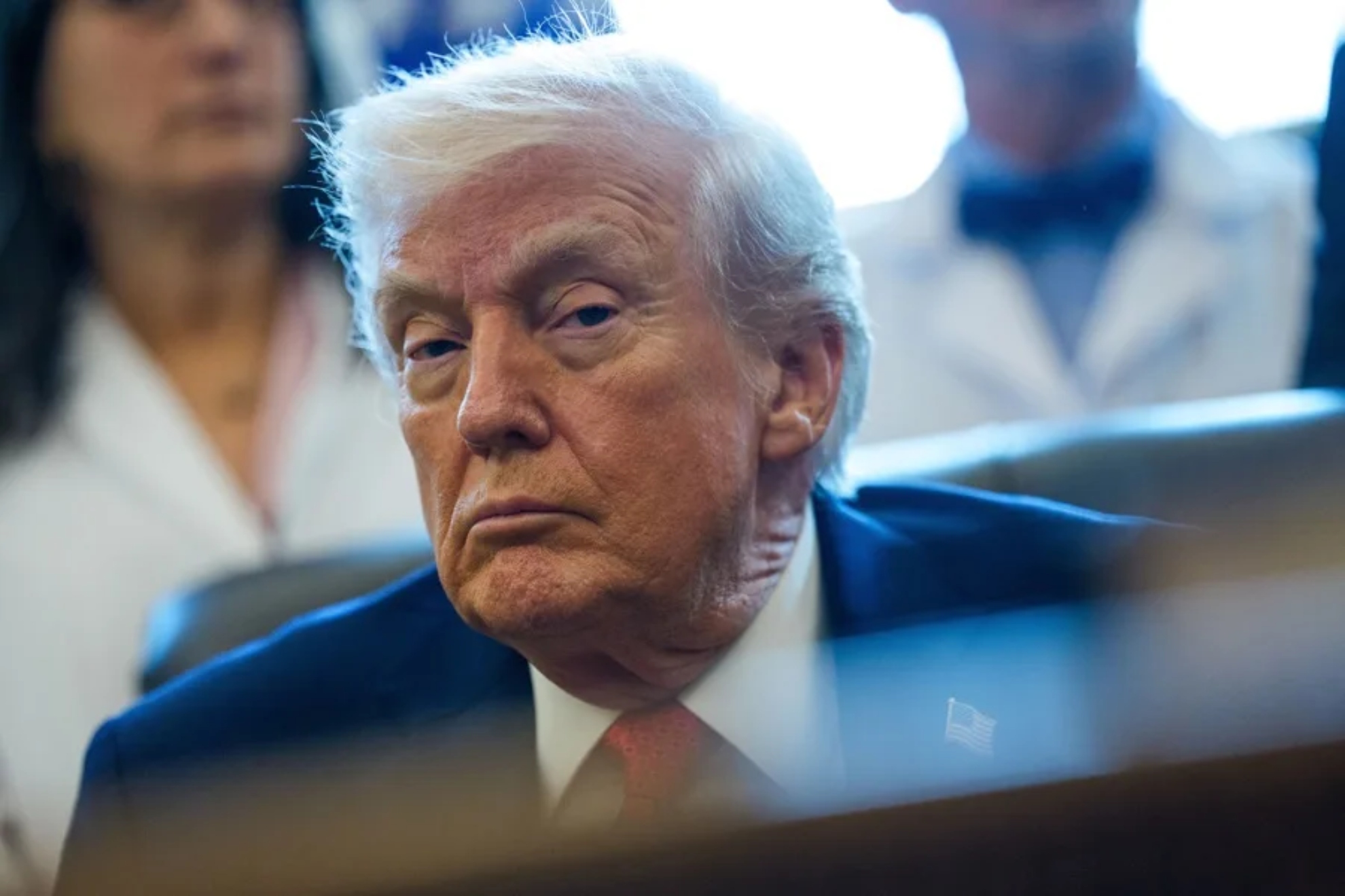 Trump interrumpe una rueda de prensa en el Air Force One debido a unas ...