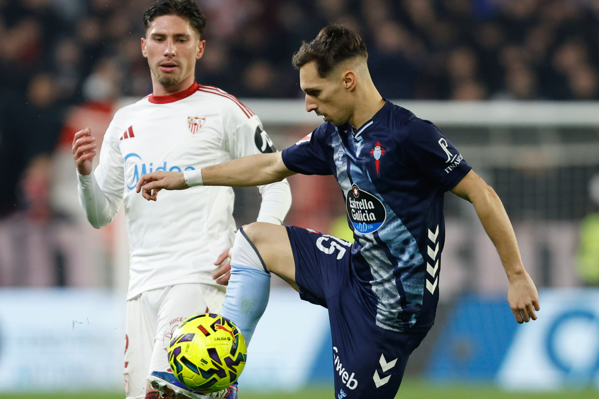 Bryan controla el balón ante Carmona en el Sevilla-Celta.