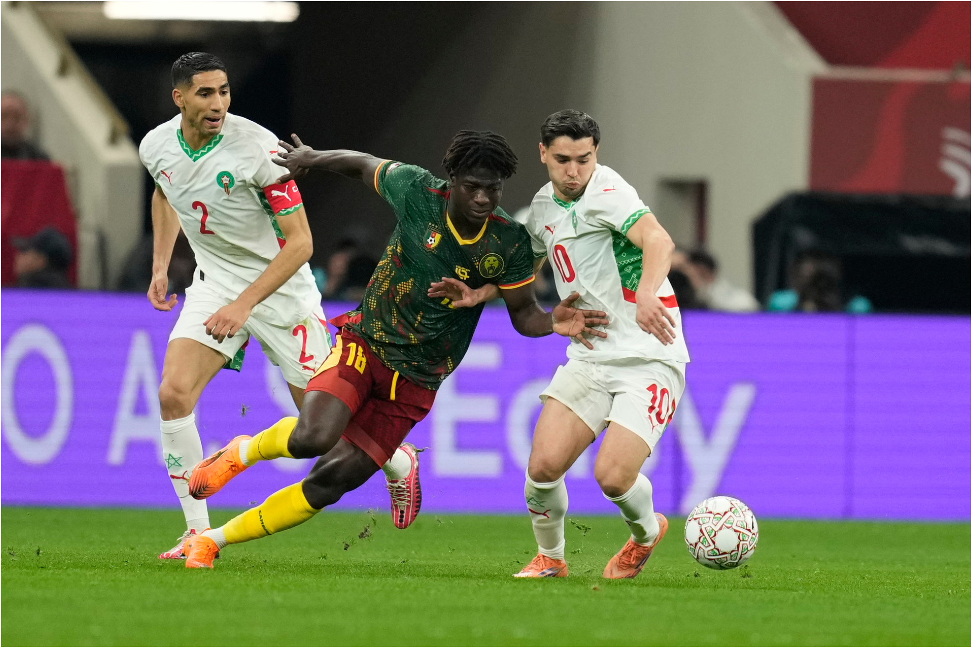 Brahim y Acharf, juntos en el choque ante Camerún.