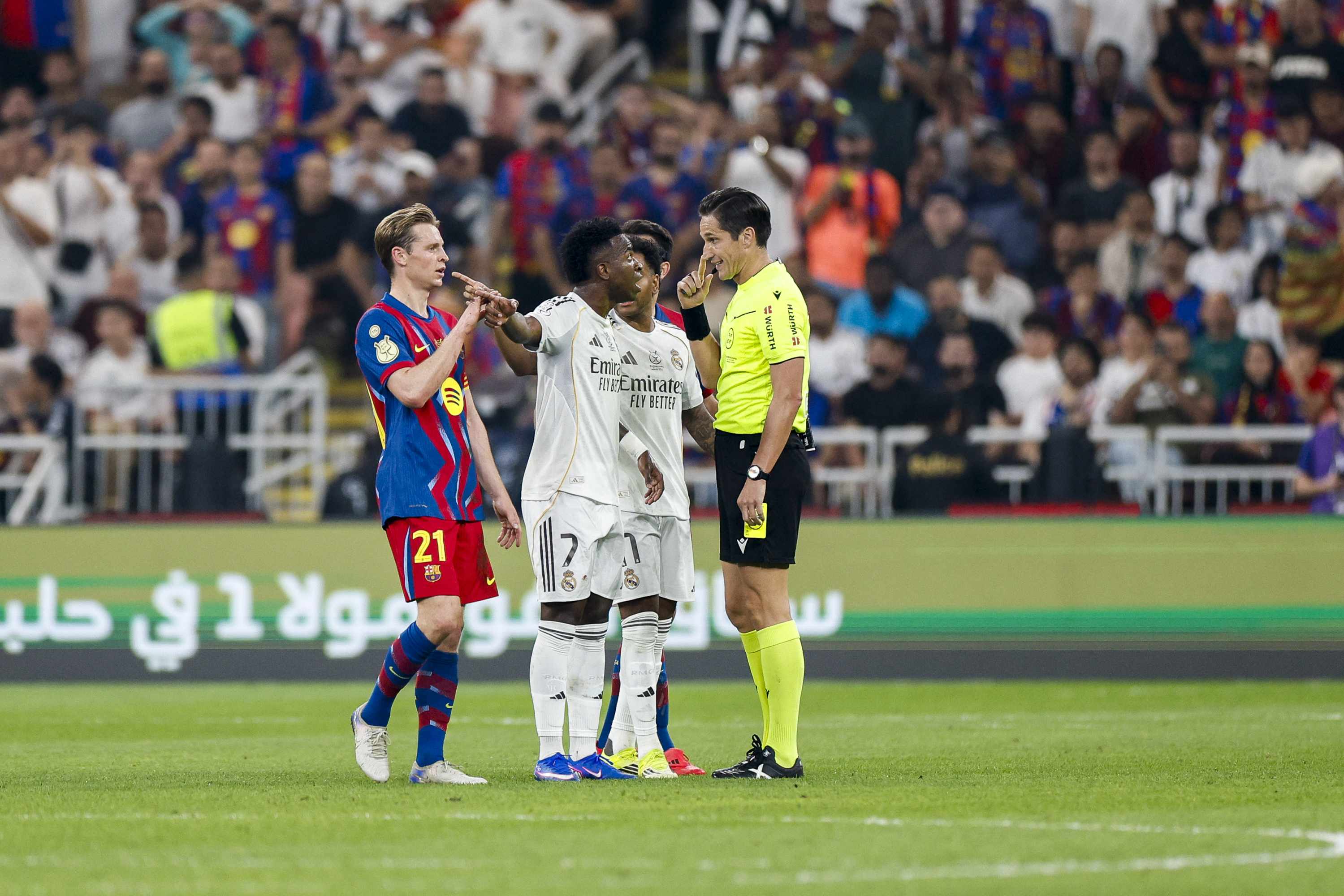 Munuera Montero durante el encuentro de la final de la Supercopa de España entre el FC Barcelona y el Real Madrid.