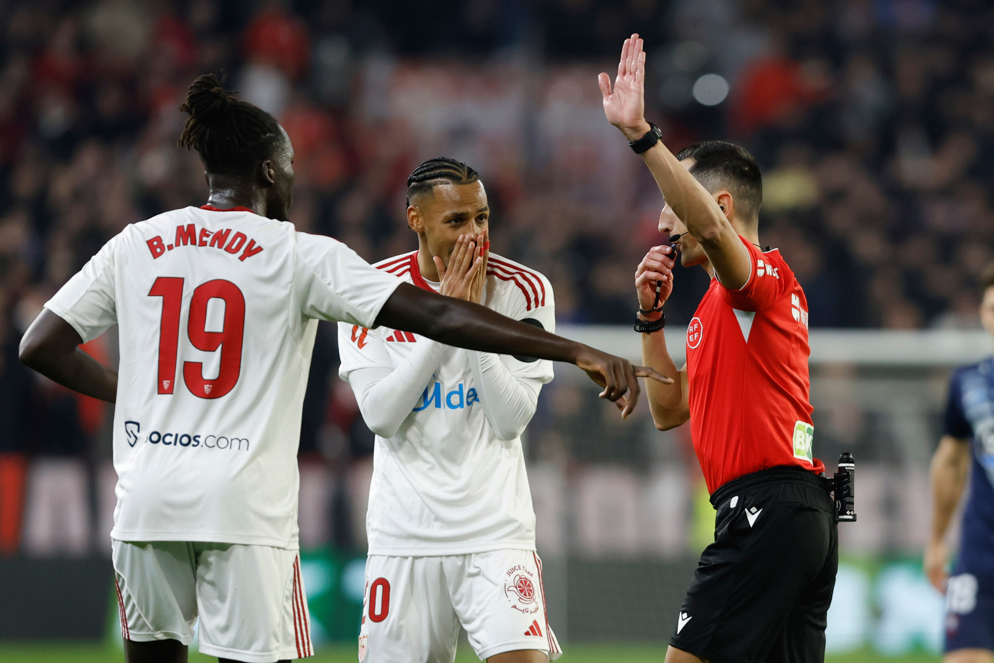 Mendy y Sow, junto a José María Sánchez, el árbitro del Sevilla-Celta.