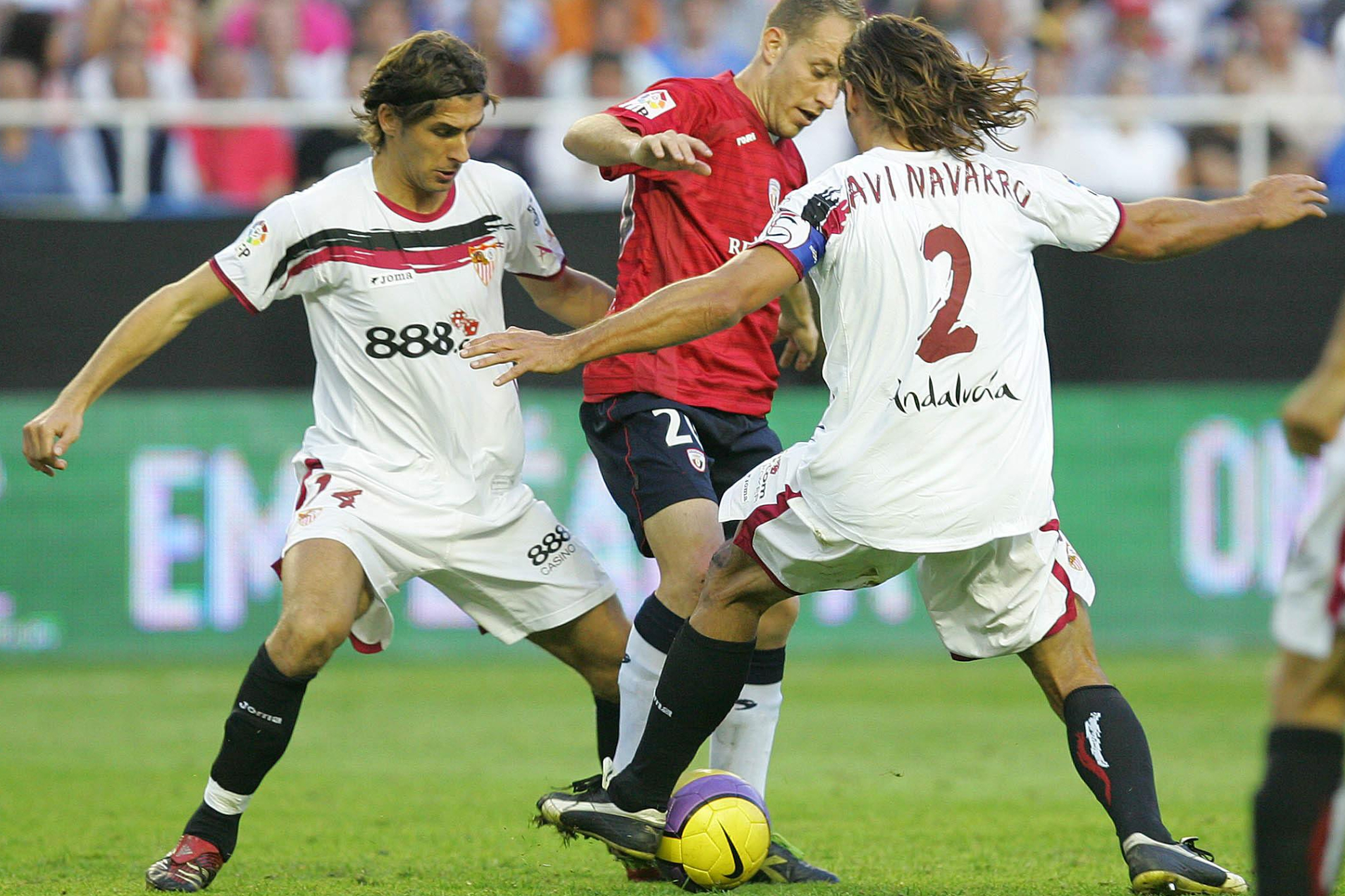 Escudé y Javi Navarro presionaron a un jugador de Osasuna.