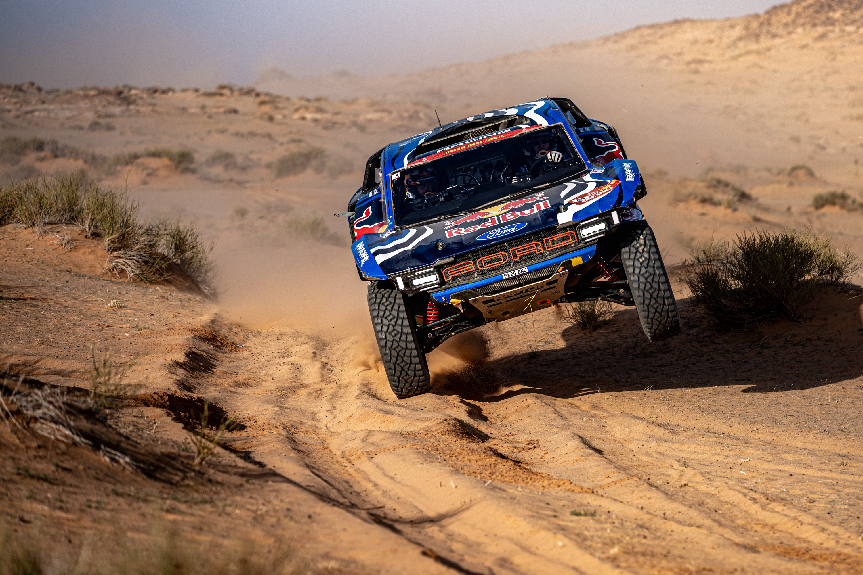 Foi um dia desastroso para a Ford, que perdeu Ekström e Sainz.