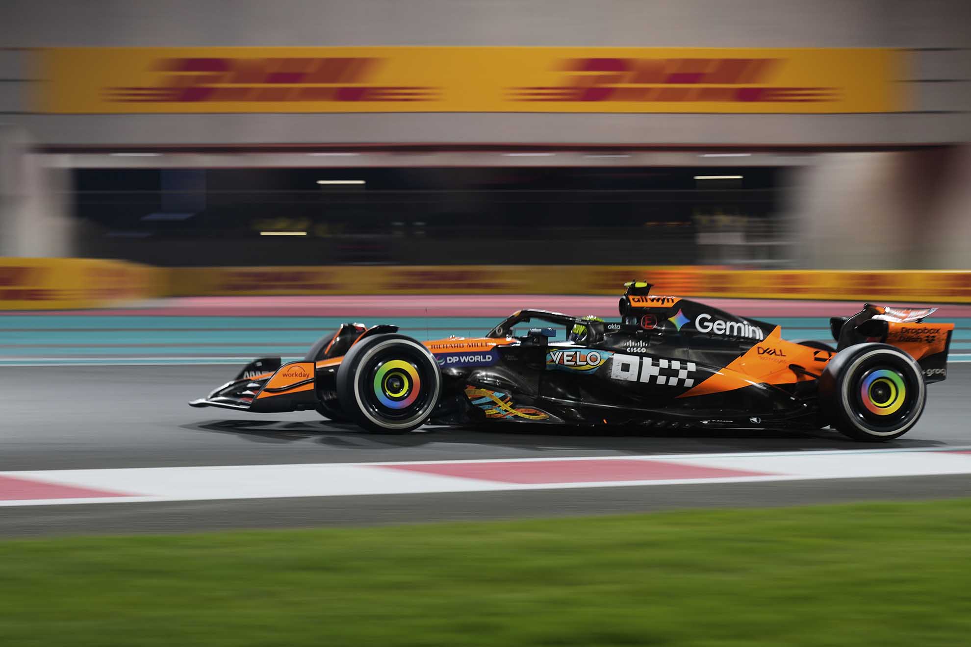 Lando Norris conduce su McLaren durante el GP de Abu Dhabi